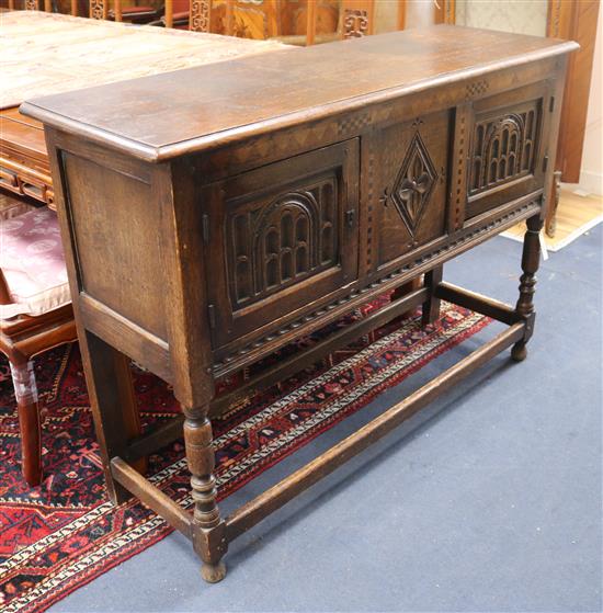 An oak dresser base W.122cm